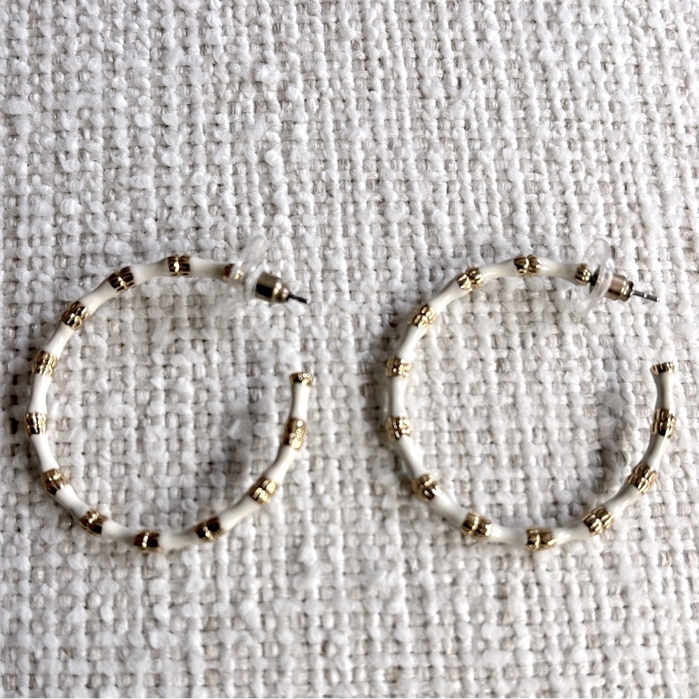 š¤Stella & Dot Gold and White Hoop Earrings - Picture 1 of 1